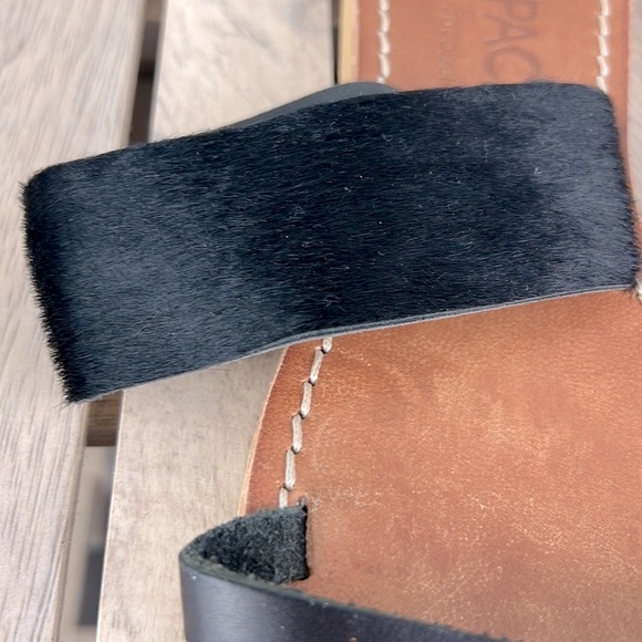 L * Shape by Cocobelle Faux Fur Toe Ring Faux Leather Sandal Size 6.5 Black - Picture 2 of 9